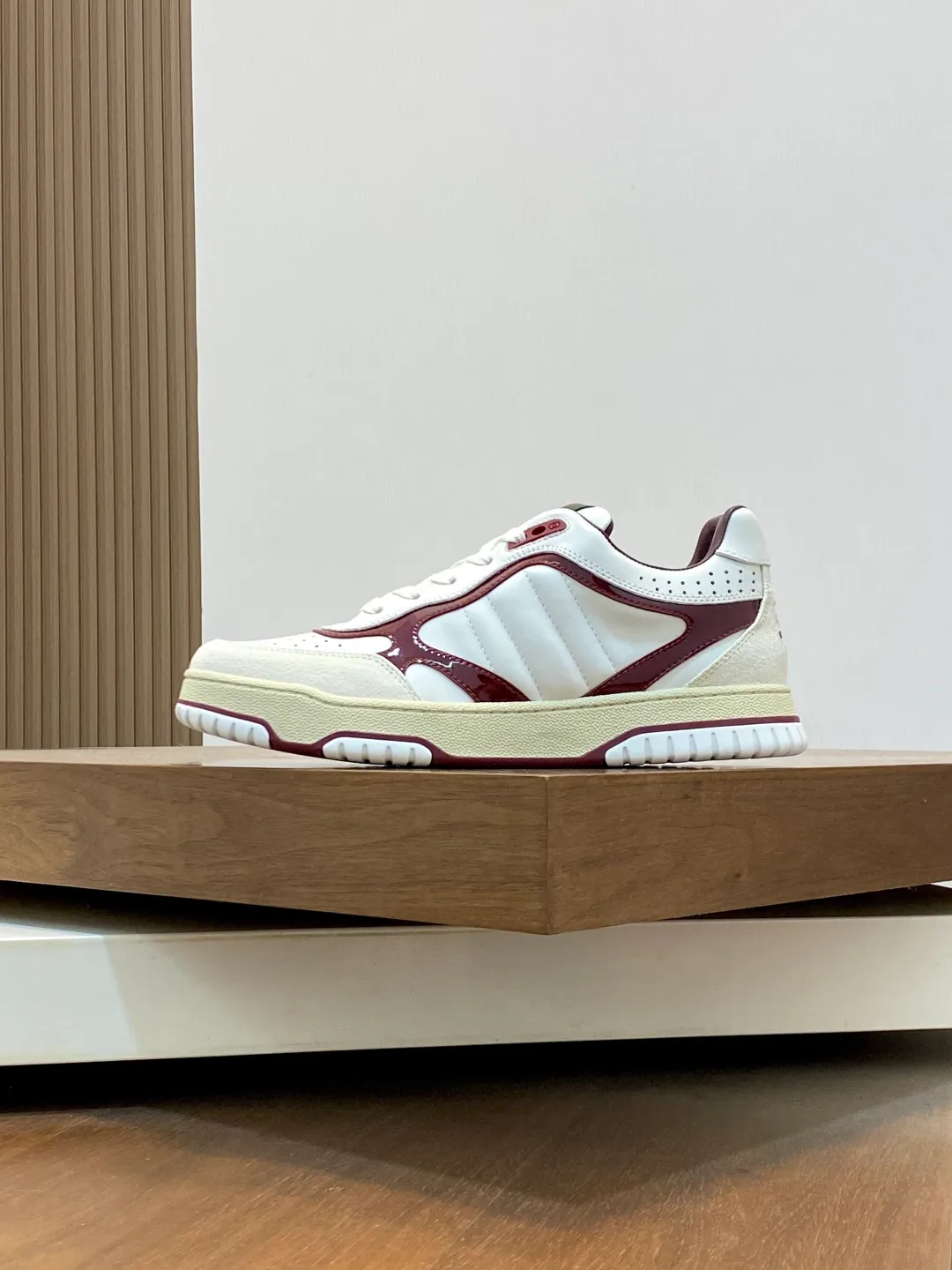 Men's Shoes 💰660 𝐆𝐮𝐜𝐜𝐢 𝐑𝐞-𝐖𝐞𝐛 As the first sneaker created by Sabato De Sarno for Gucci, the Re-Web series reinterprets the brand's classic stripes and sets off the modern silhouette design with bold and unique details. These shoes are crafted from white leather. This new sneaker is ingeniously decorated with many of the brand's classic details, and is equipped with a bright red and green webbing tongue, which will make people fall in love at first sight. White leather treated with a special process for softness and luster, with an embossed grainy texture. Script Gucci logo and interlocking G web label with Interlocking G and script Gucci logo. Rubber outsole with interlocking G detail eyelets. Web tongue. Size: 39-44 (customized for sizes 38 and 45)